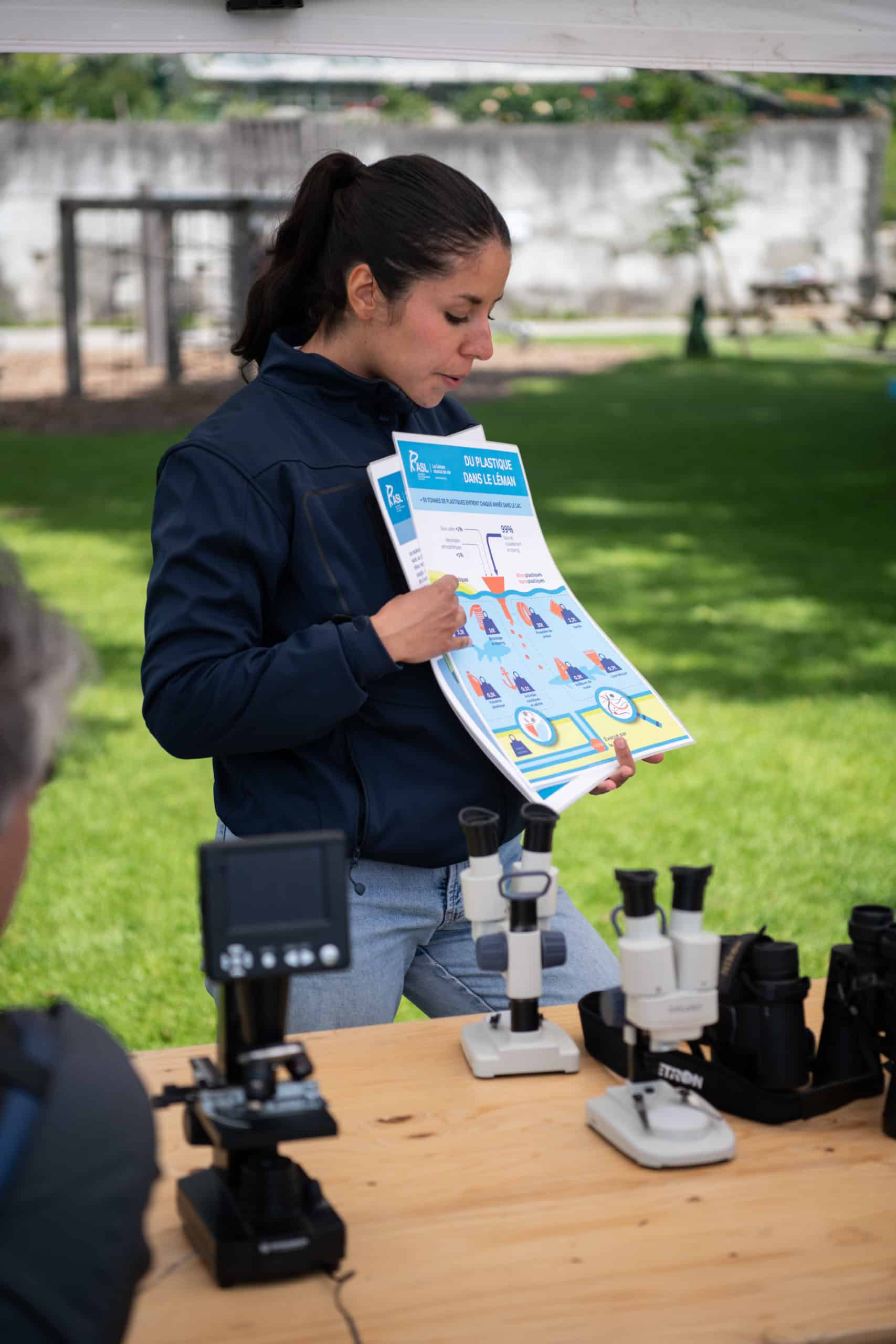 Collaboratrice de l'ASL sur un stand parle du plastique dans le Léman