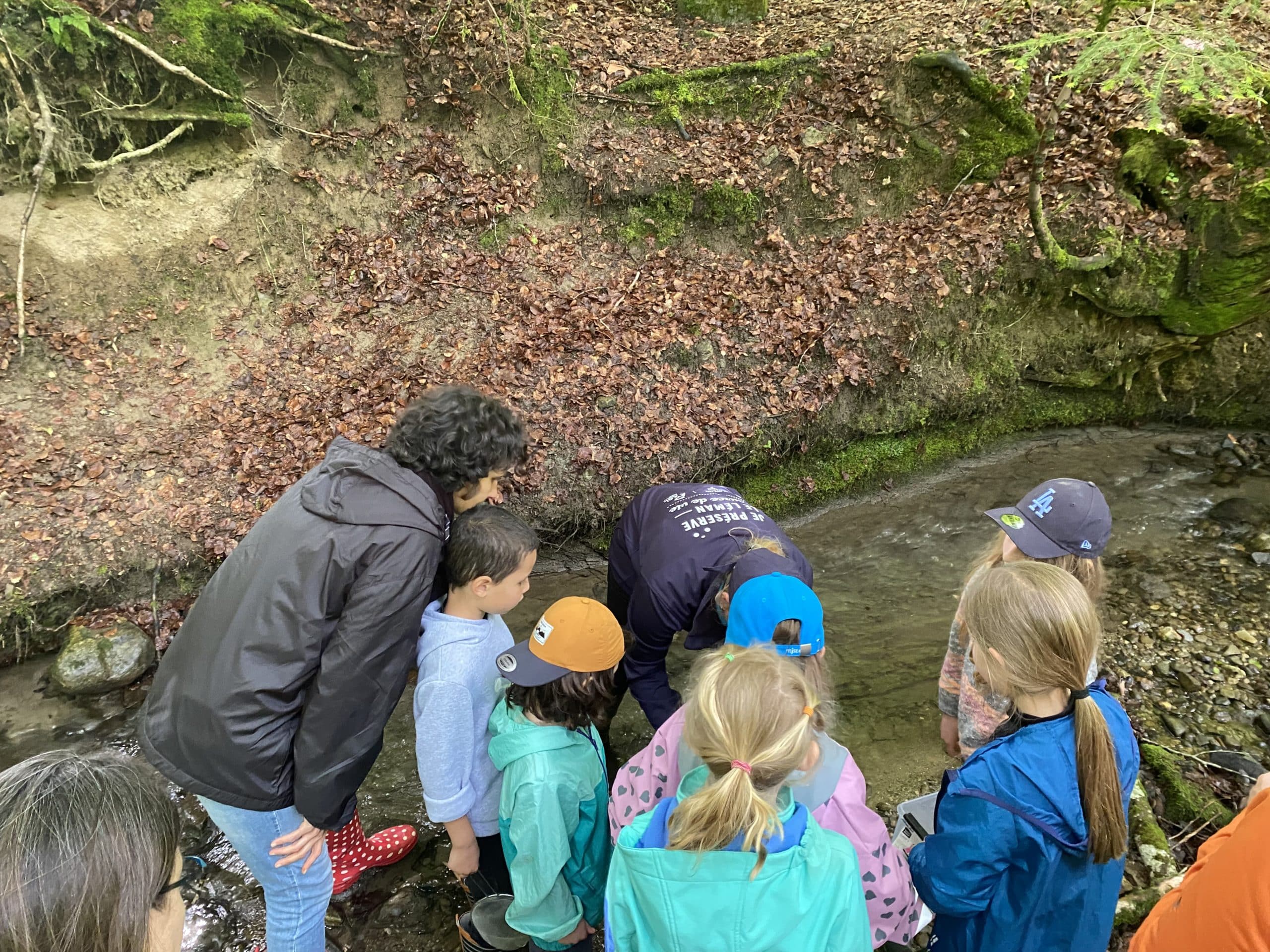 Groupe d'enfants lors d'une animation au bord d'une rivière